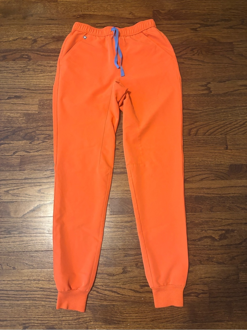 Figs Men Tansen Jogger Sunset Orange SMALL TALL.
